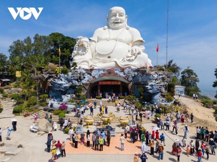 Dòng người và phương tiện nối đuôi nhau về Núi Cấm trong ngày mùng 4 Tết
