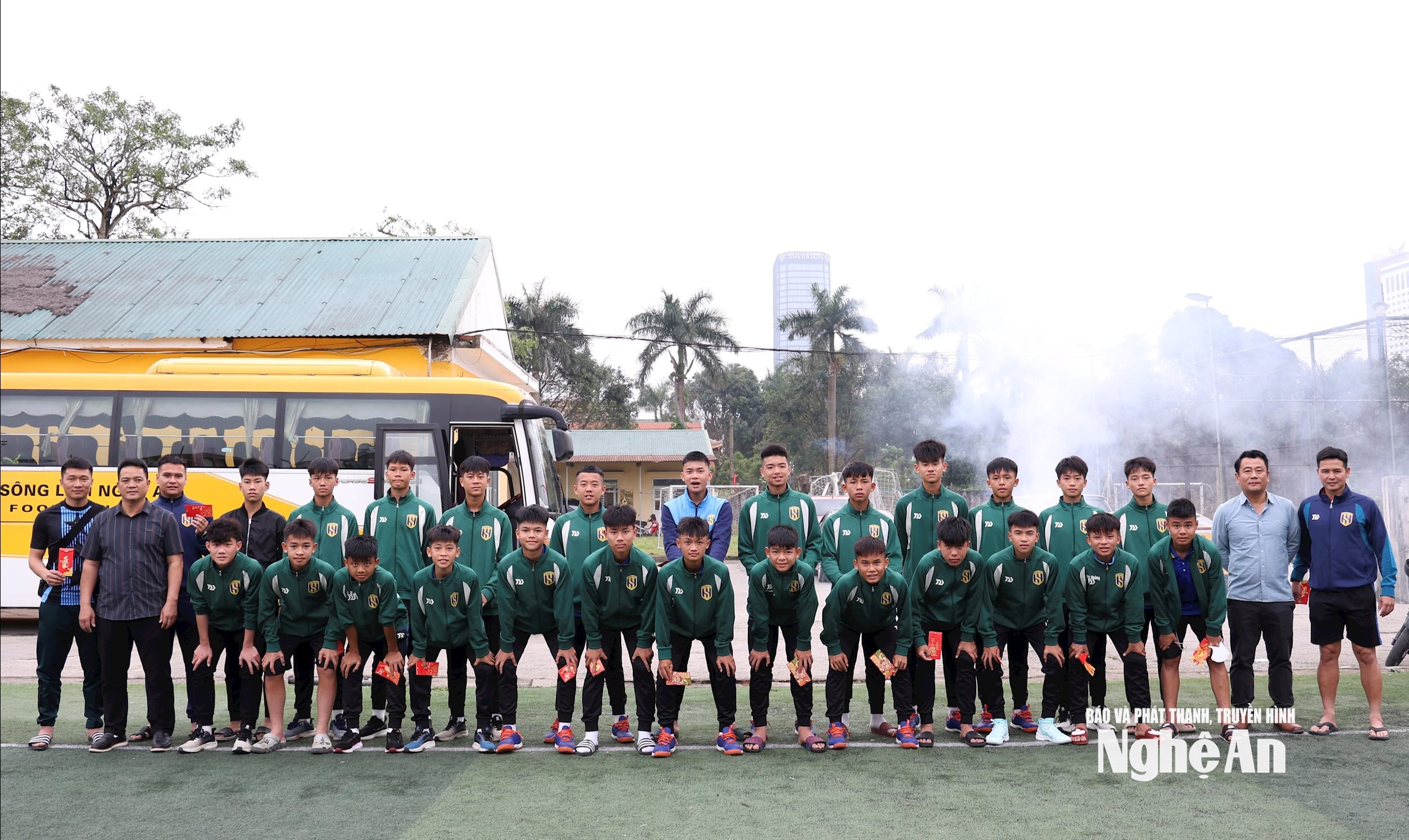 Các cầu thủ chụp ảnh lưu niệm trước lúc lên đường tham dự giải. Ảnh: Đức Anh