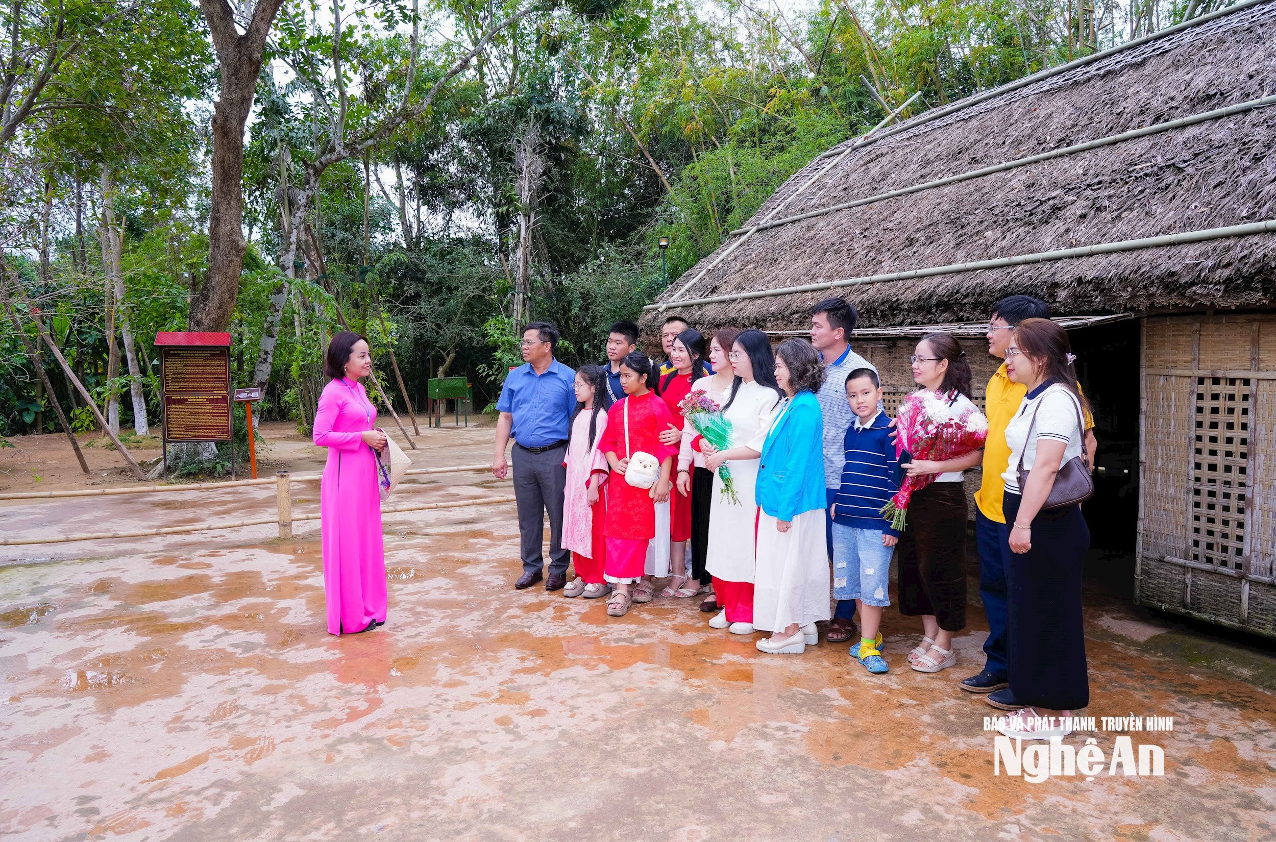 Du khách nghe thuyết minh tại Khu Di tích Quốc gia đặc biệt Kim Liên. Ảnh Thanh Lê