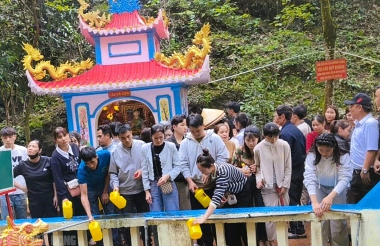 Người dân mang can xếp hàng chờ lấy nước thánh
