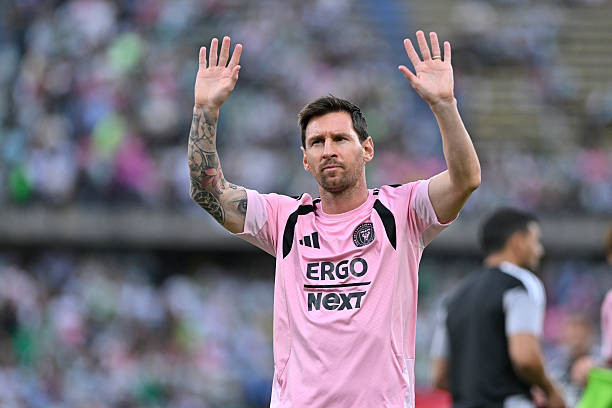Lionel Messi lộ rõ vẻ thất vọng trên sân sau trận thua đậm 0-3.