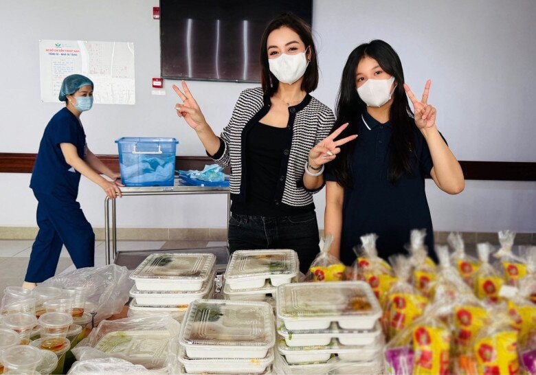 Jennifer Phạm và con gái tham gia phát quà cho các bệnh nhân ở Bệnh viện Nhi Trung ương.