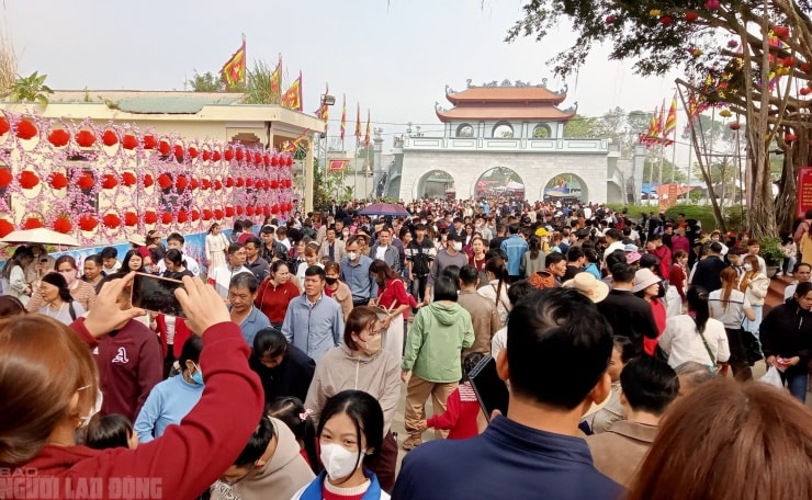 Biển người đổ về ngôi đền thiêng dưới chân núi Nưa du Xuân, xin nước thánh