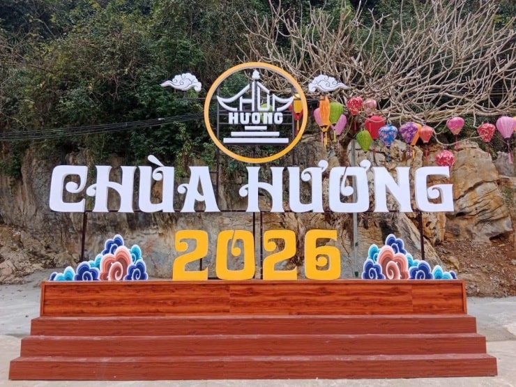 Các tiểu cảnh tại chùa Hương chuẩn bị cho lễ hội xuân Bính Ngọ. Ảnh: BTC