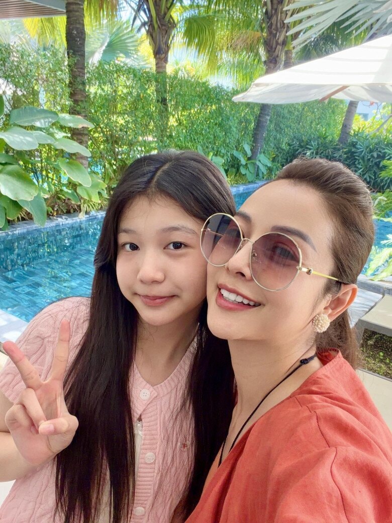Na được khen ngợi ngày càng xinh đẹp giống mẹ.