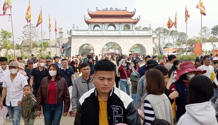 Đền Phủ Na hay còn gọi là Na Sơn Động Phủ nằm ngay dưới chân núi Nưa