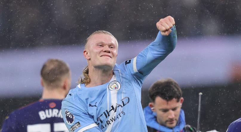 Các cầu thủ Man City ăn mừng chiến thắng quan trọng trước Newcastle