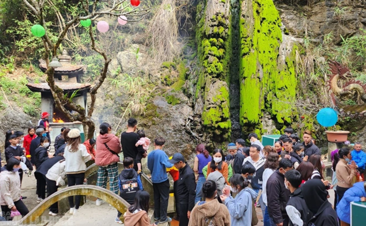 Điểm lấy nước thánh tại đền Phủ Na