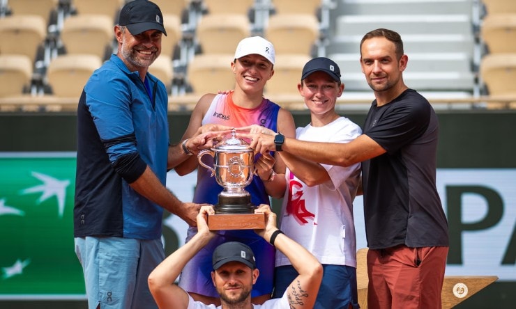 Swiatek cùng đội ngũ hỗ trợ ăn mừng chức vô địch Roland Garros 2024