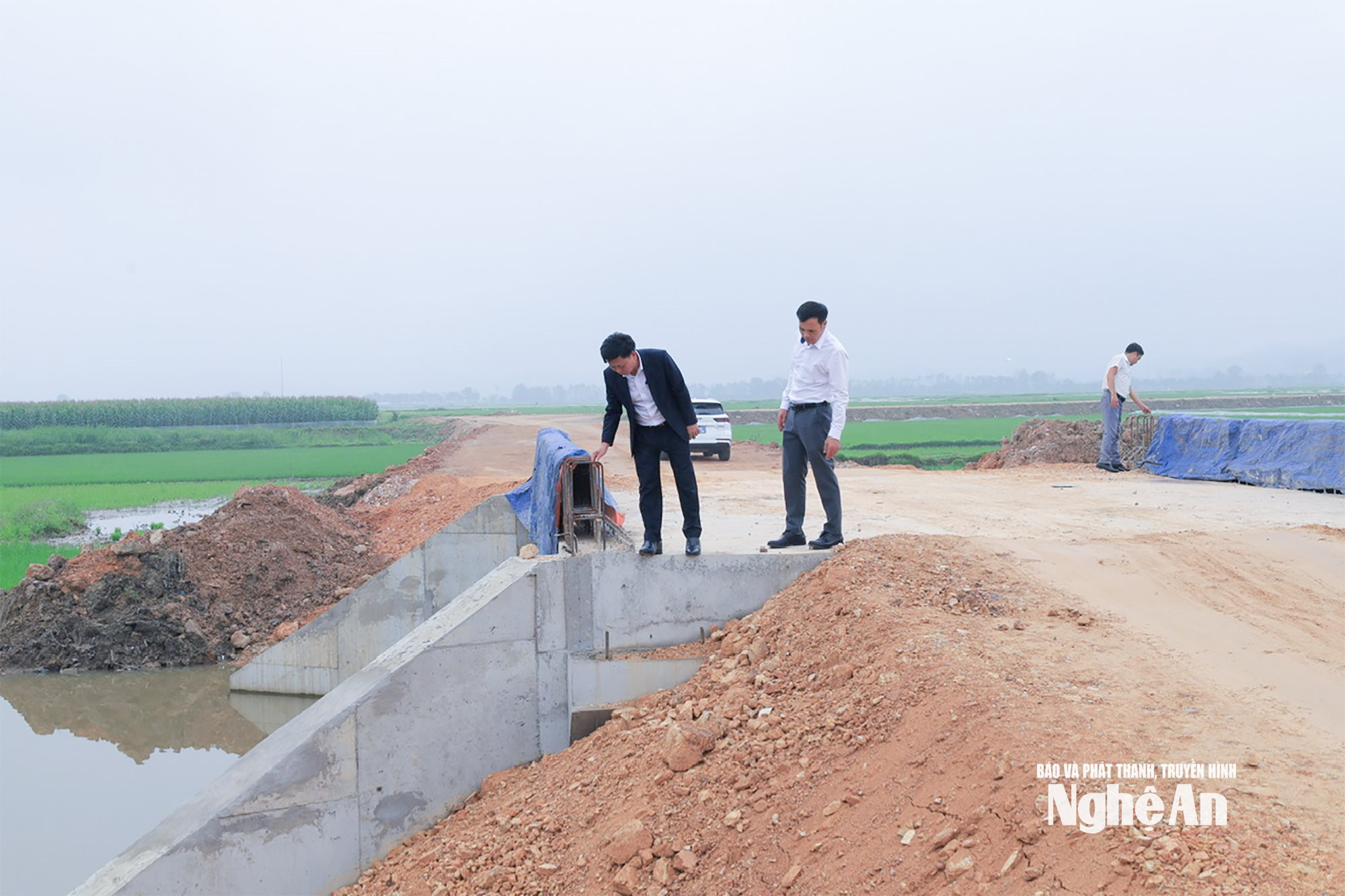 Cán bộ xã Thiên Nhẫn kiểm tra thi công tuyến đường kết nối trên địa bàn
