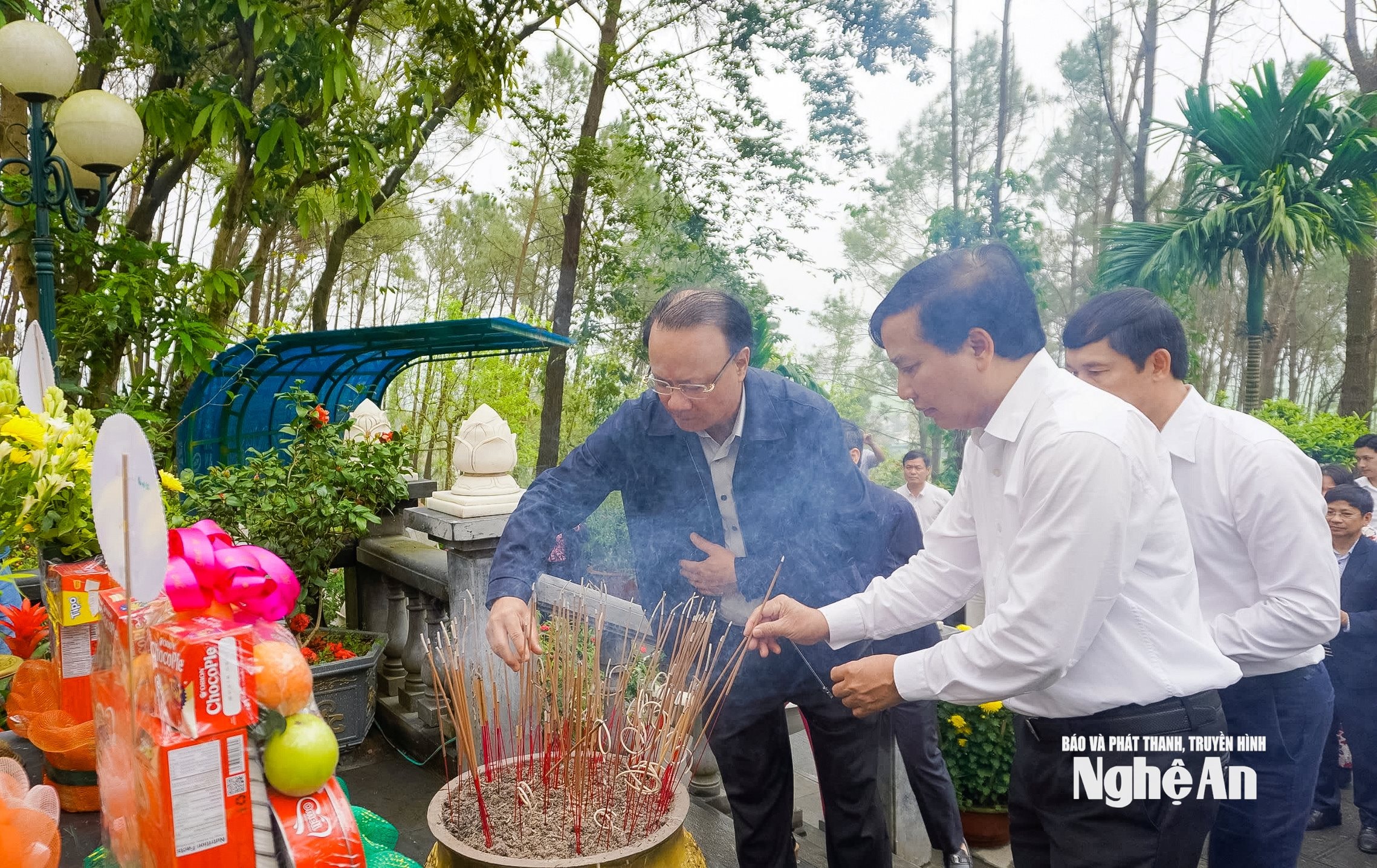 Đoàn đại biểu dâng hương tưởng niệm Ảnh: Nguyễn Nam
