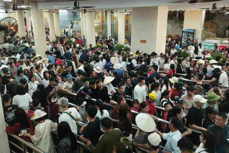Du khách xếp hàng chờ đợi cáp treo tại Chùa Hương.