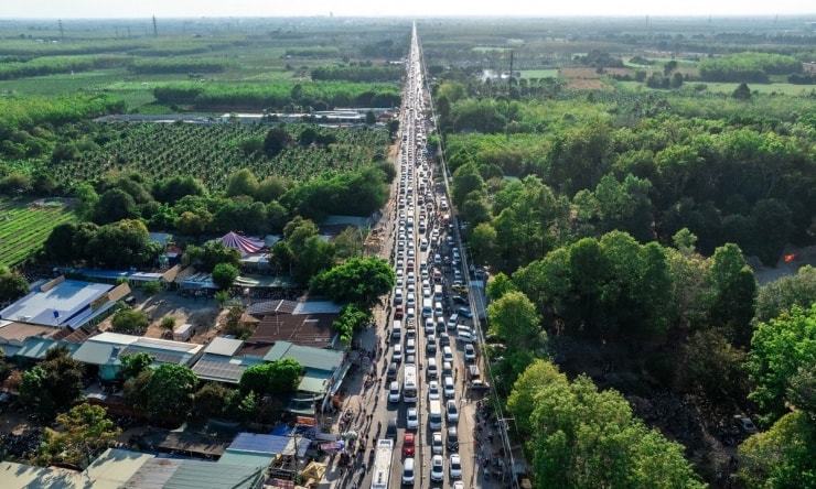 Giao thông khu vực dẫn vào Núi Bà Đen ùn tắc kéo dài trong những ngày hội Xuân.