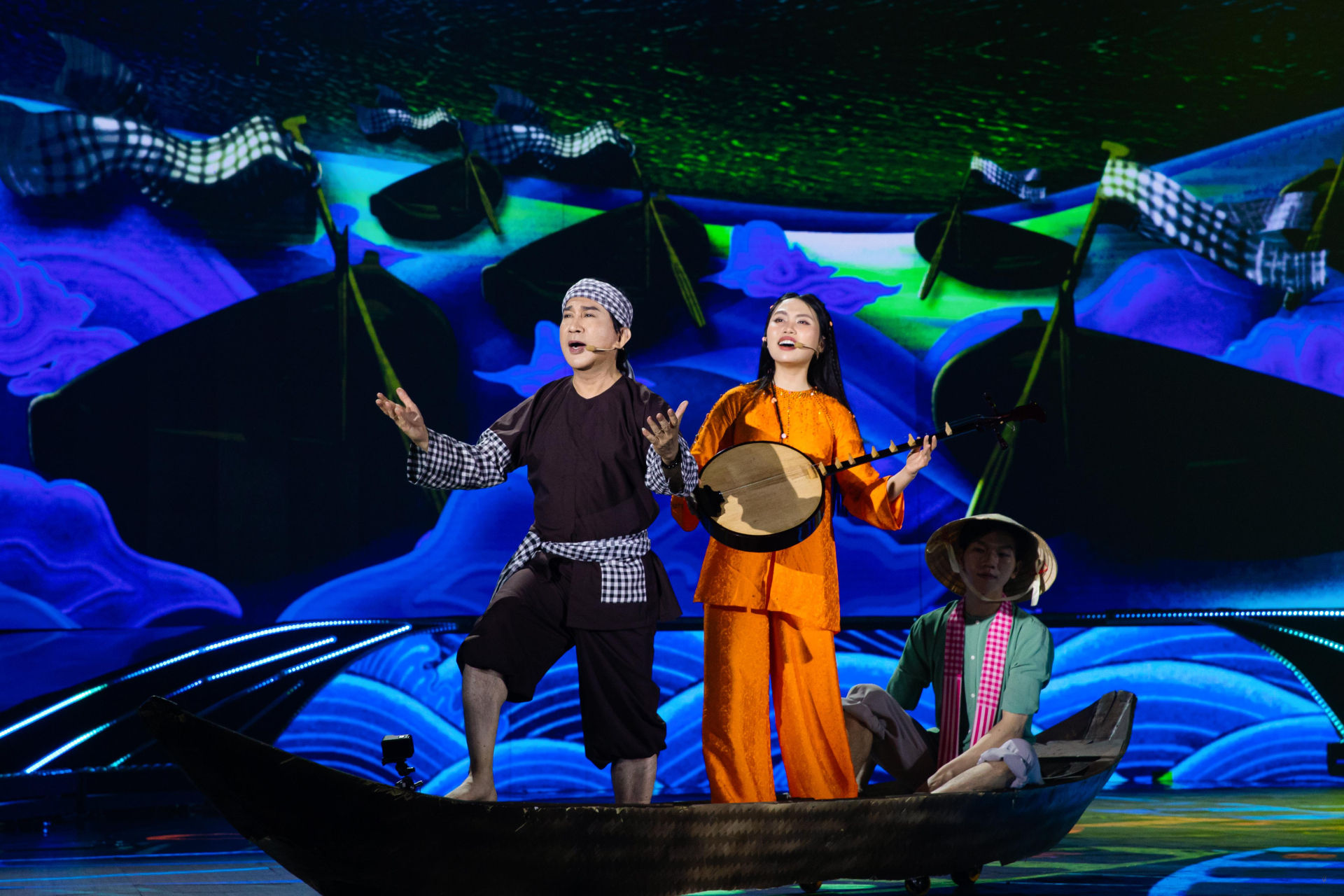 Phương Mỹ Chi song ca cùng NSƯT Kim Tử Long tại Hoa Xuân Ca 2024