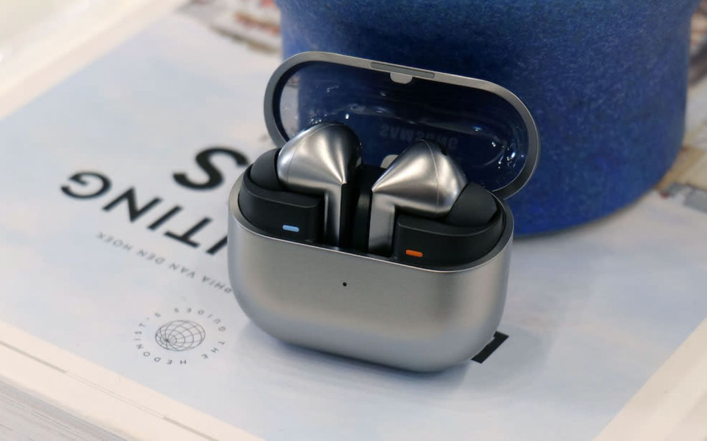 Tai nghe Galaxy Buds 3 Pro trong hộp đựng thực tế