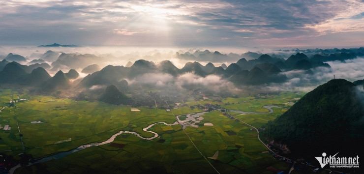 Thung lũng Bắc Sơn với núi đá vôi và cánh đồng lúa nhìn từ trên cao