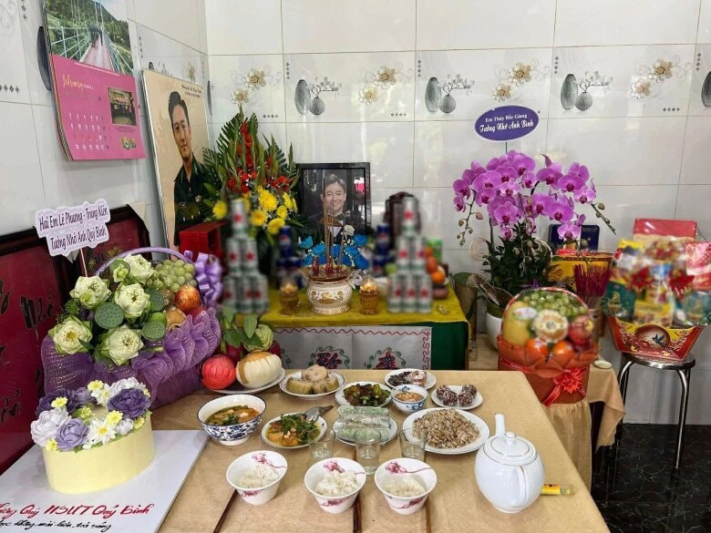 Lẵng hoa của vợ chồng Lê Phương và Trung Kiên dâng lên bàn thờ cố diễn viên Quý Bình.