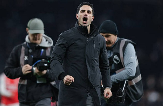 Arsenal trở lại đường đua kịp lúc.