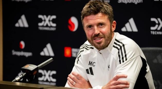 HLV Michael Carrick đang đối mặt với những quyết định nhân sự quan trọng trước trận gặp Everton.