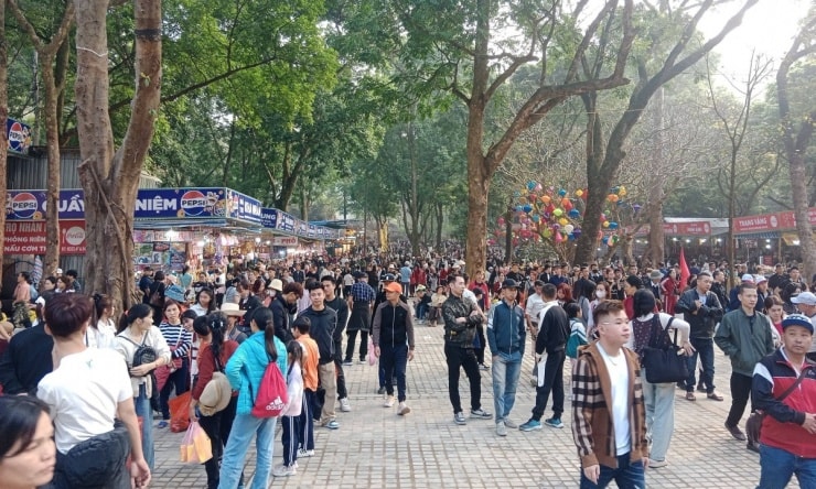 Lễ hội Chùa Hương năm 2026 ghi nhận lượng khách tăng đột biến sau chính sách miễn phí vé thắng cảnh.