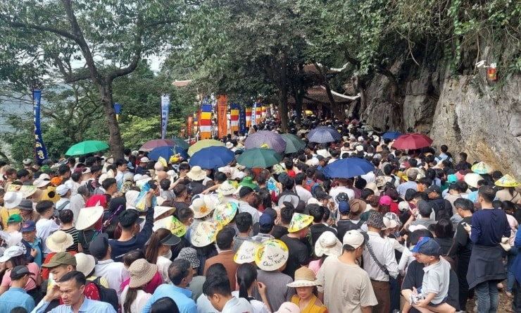 Tình trạng ùn tắc tại khu vực động Hương Tích kéo dài liên tục nhiều giờ từ sáng sớm mùng 5 Tết.