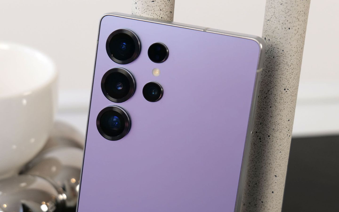 Ảnh chụp thực tế Samsung Galaxy S25 Ultra cho thấy thiết kế cụm camera