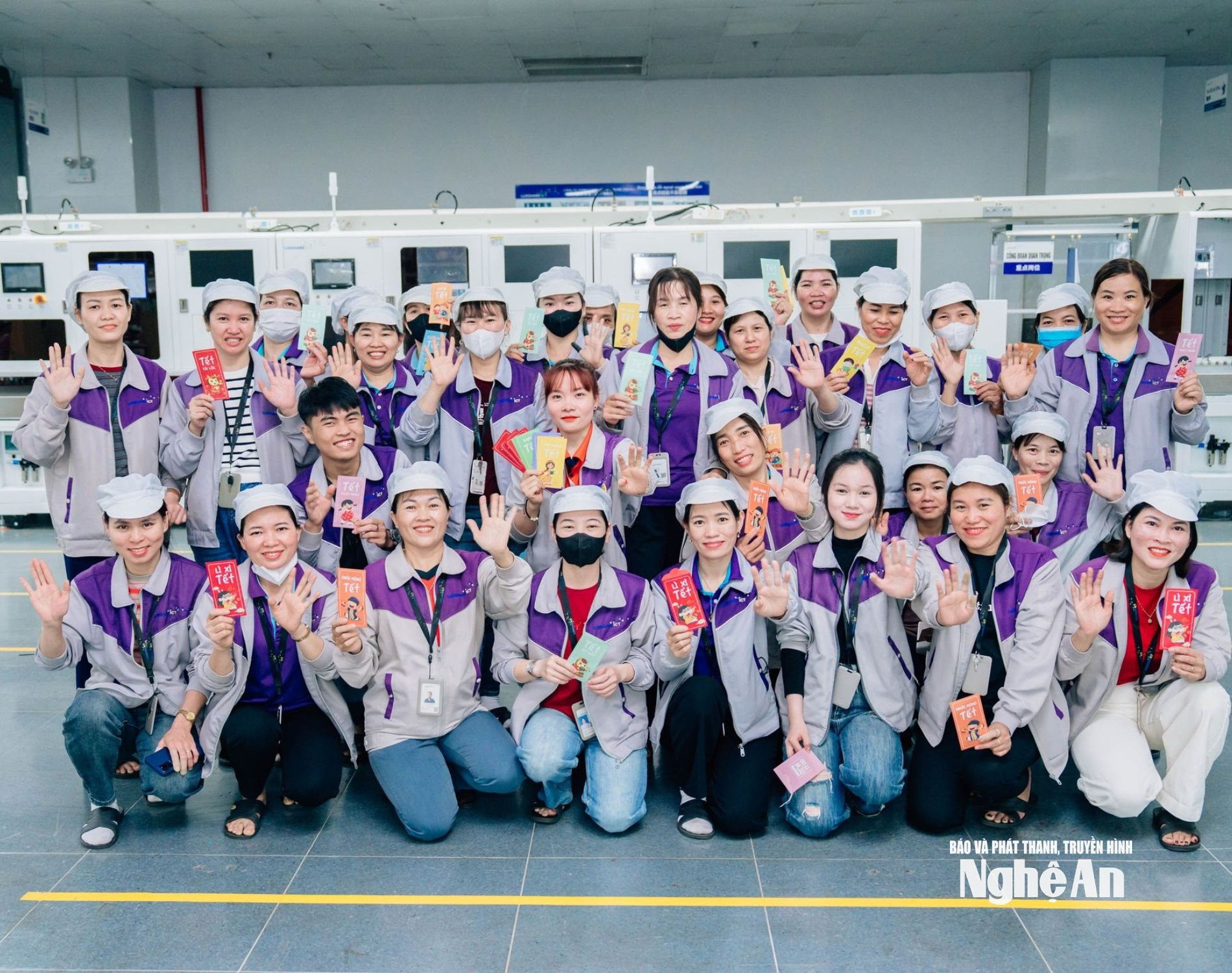 công nhân trong ngày làm việc đầu năm Ảnh CSCC1
