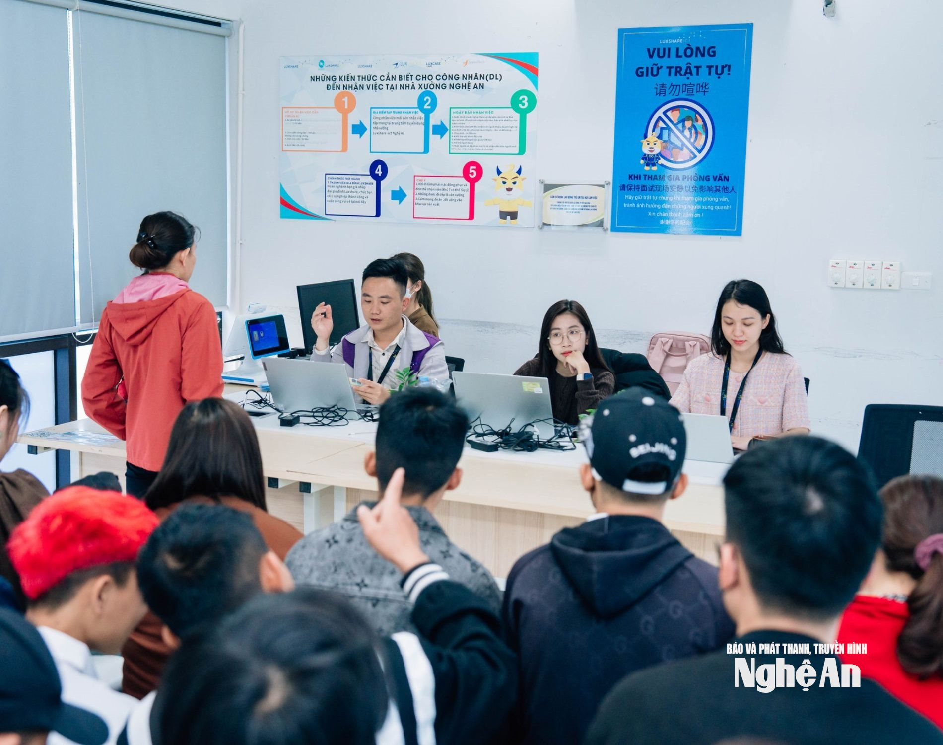 công nhân trong ngày làm việc đầu năm Ảnh CSCC11