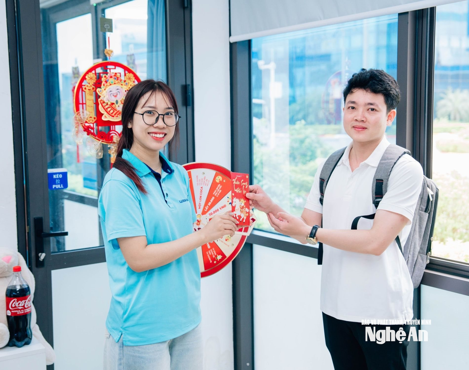 công nhân trong ngày làm việc đầu năm Ảnh CSCC12