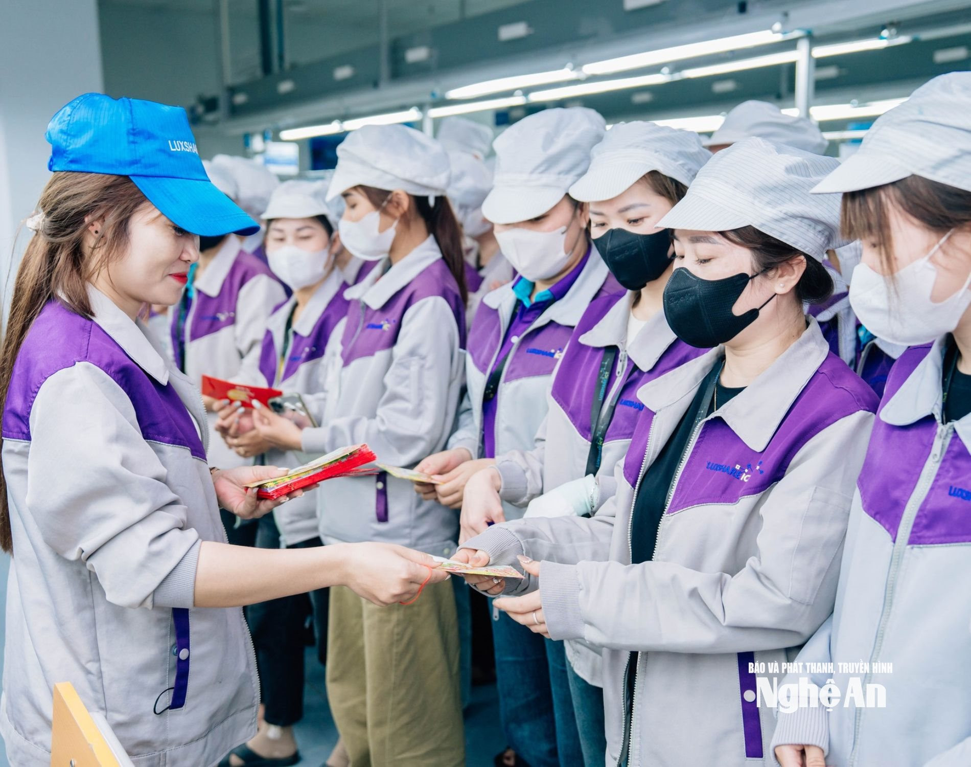 công nhân trong ngày làm việc đầu năm Ảnh CSCC2