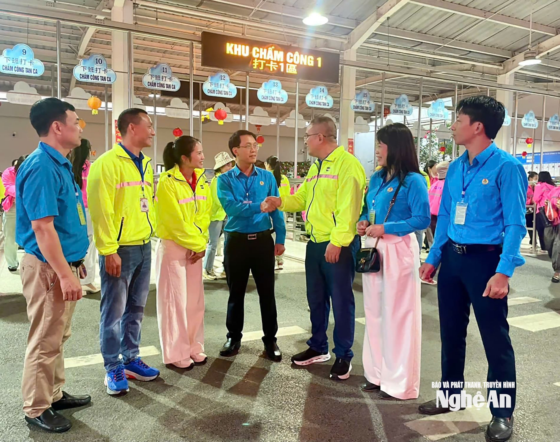 công nhân trong ngày làm việc đầu năm Ảnh CSCC3