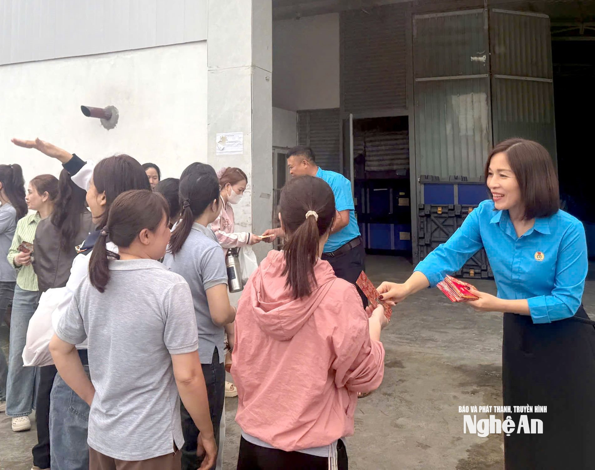 công nhân trong ngày làm việc đầu năm Ảnh CSCC7