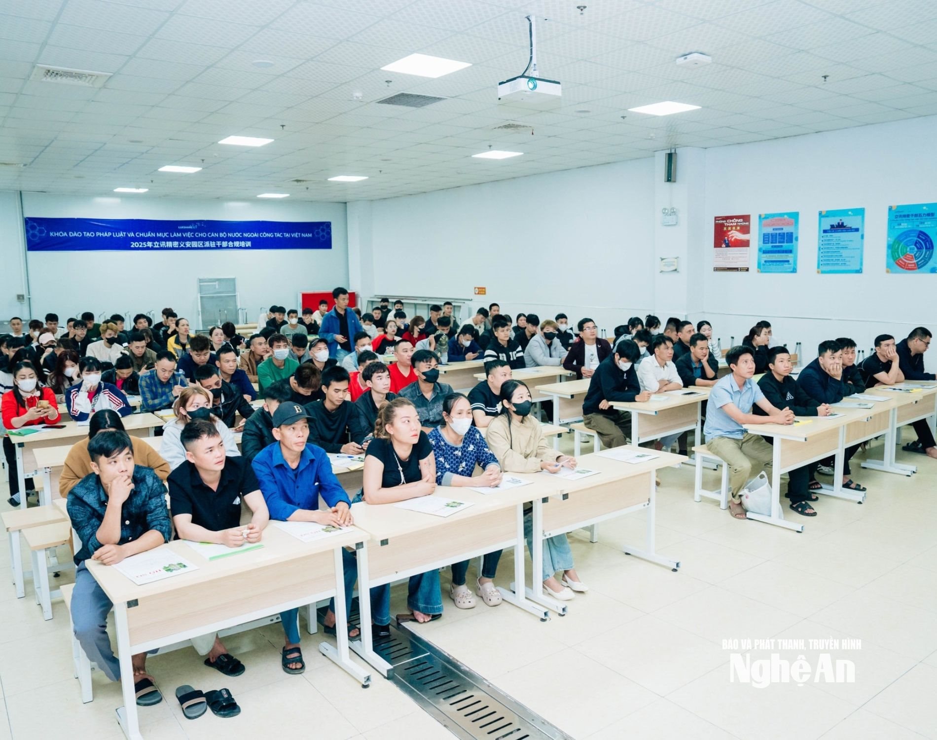 Thời điểm sau Tết cũng là khi nhiều doanh nghiệp bắt đầu đợt tuyển dụng. Theo thống kê, nhiều doanh nghiệp lớn trên địa bàn tỉnh Nghệ An có nhu cầu tuyển dụng hàng nghìn lao động dịp đầu năm 2006. Trong ảnh: Một lớp đào tạo pháp luật và chuẩn mực làm việc cho lao động mới tại Khu công nghiệp VSIP. Ảnh: Quốc Việt
