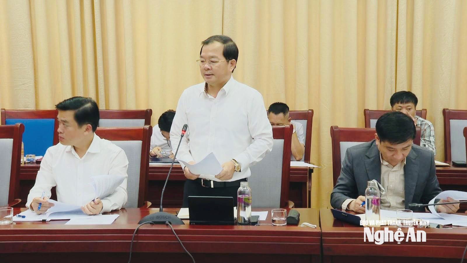 Lãnh đạo Sở Xây dựng báo cáo về tình hình triển khai thực hiện Dự án đầu tư xây dựng đường bộ cao tốc Vinh – Thanh Thủy