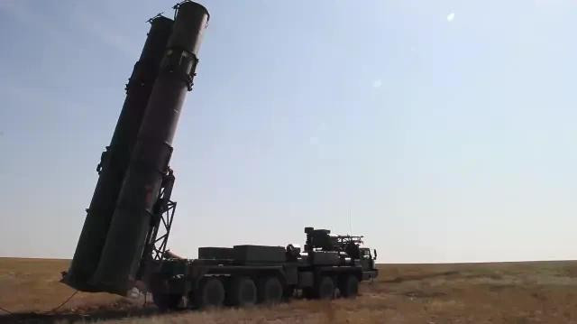 Hệ thống phòng không S-400 và S-500 của Nga triển khai trong các đợt diễn tập quân sự.