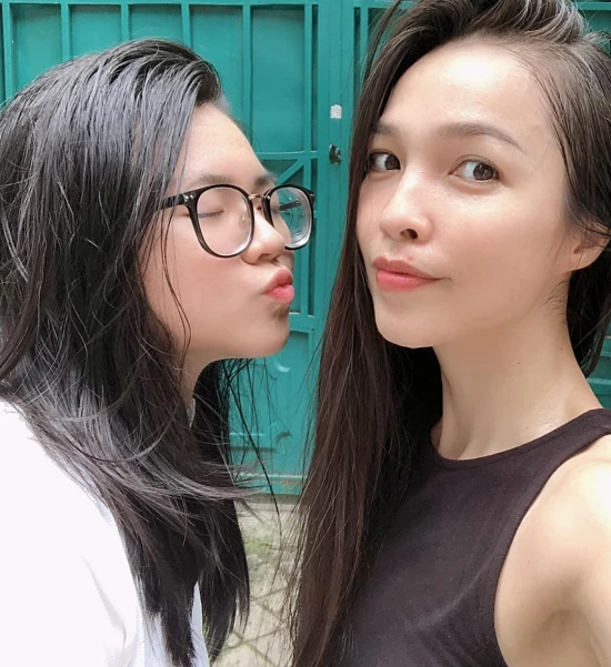 Hiền Thục và con gái như bạn bè, đồng hành cùng nhau trong cuộc sống.