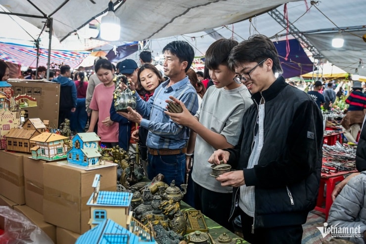 Hàng vạn người đổ về chợ Viềng mua bán cầu may