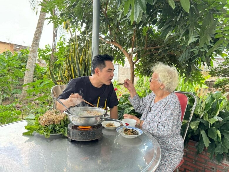 Nam diễn viên dành thời gian chăm sóc mẹ ruột và tận hưởng cuộc sống.