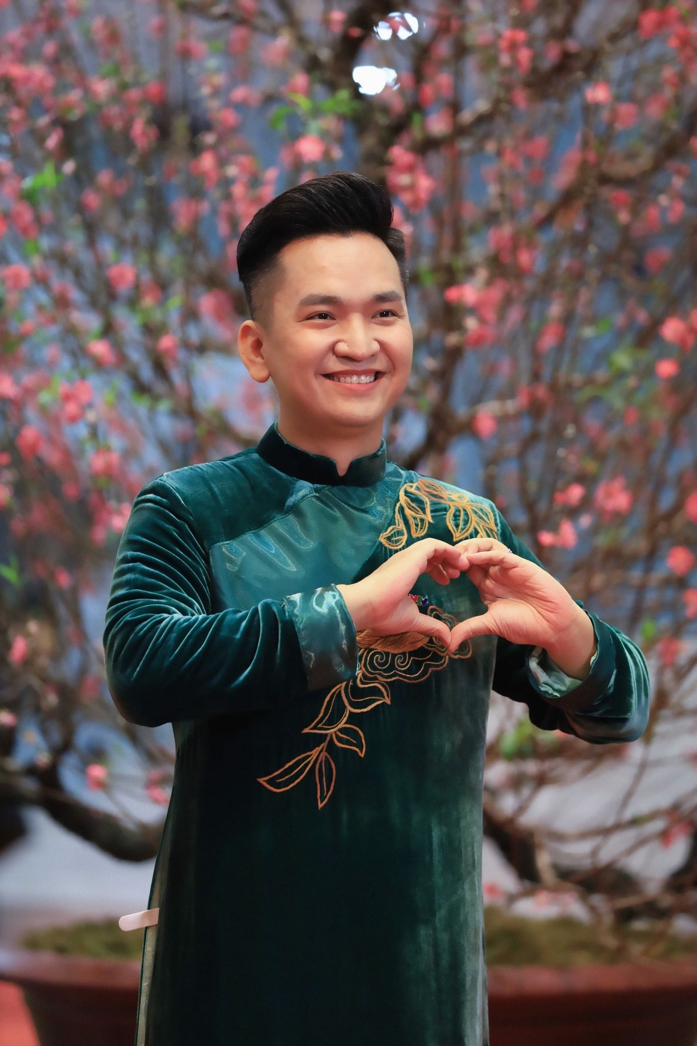 MC Hạnh Phúc cũng từng bị ung thư máu và đã chữa khỏi. Ảnh: FBNV