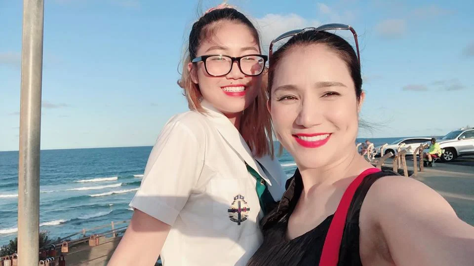 Tường An có tính cách tự lập, thường khuyên mẹ đi tìm hạnh phúc mới.