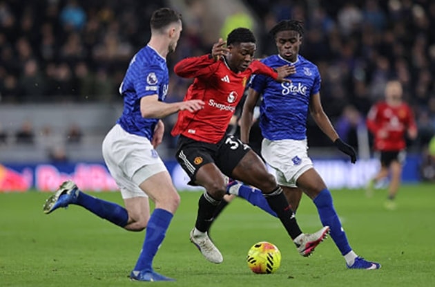 Tiền vệ Kobbie Mainoo xử lý bóng kỹ thuật giữa vòng vây các cầu thủ Everton.