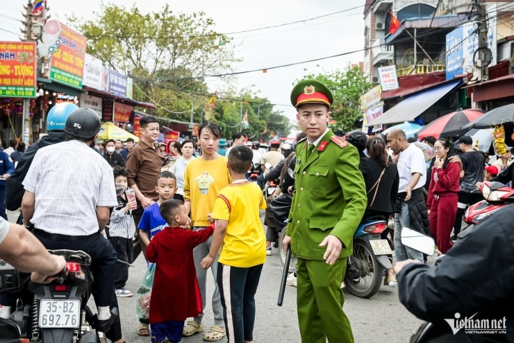 Lực lượng chức năng phân luồng giao thông
