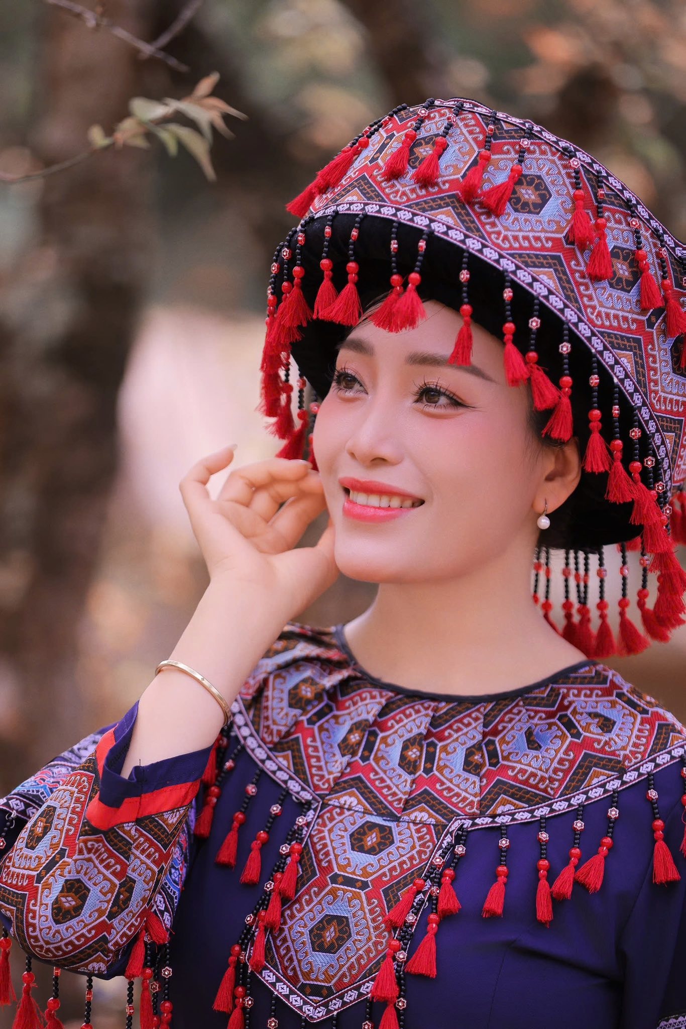 Huyền Trang gây thương nhớ với vẻ dịu dàng trong MV Phiên chợ ngày xuân trên VTV - Ảnh 3.