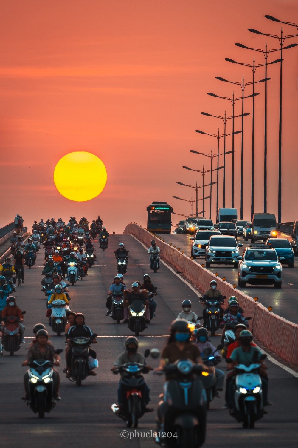 Hoàng hôn rực rỡ như lòng đỏ trứng tại khu vực cầu Sài Gòn