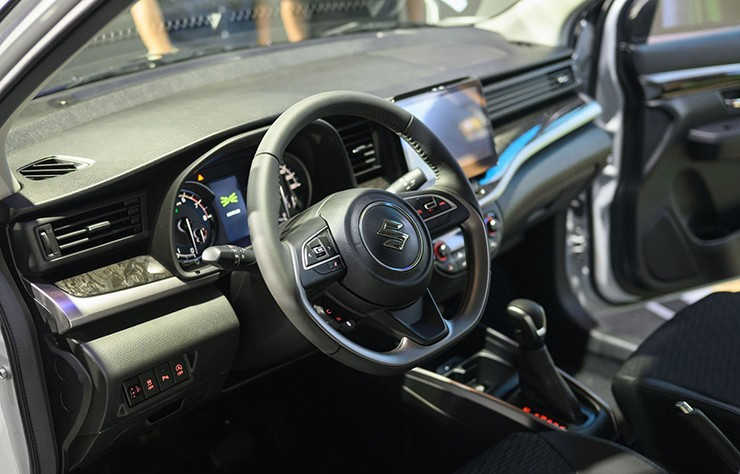 Nội thất hiện đại với màn hình giải trí 10 inch trên Suzuki XL7 Hybrid