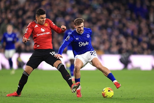 Casemiro điều phối bóng tại khu vực giữa sân