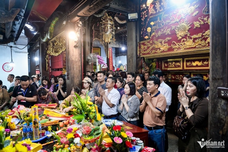 Du khách dâng lễ tại Phủ Chính Tiên Hương