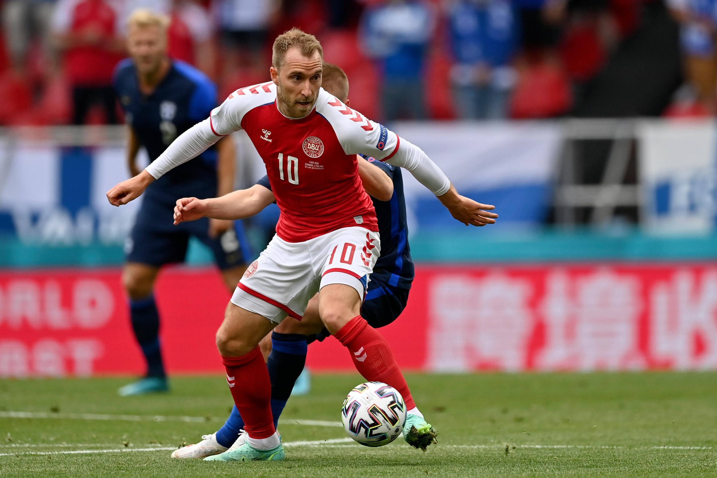 Christian Eriksen làm chủ thế trận trong những phút đầu trận đấu với Phần Lan.