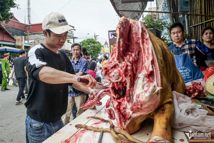 Thịt bò là mặt hàng đặc trưng tại chợ Viềng