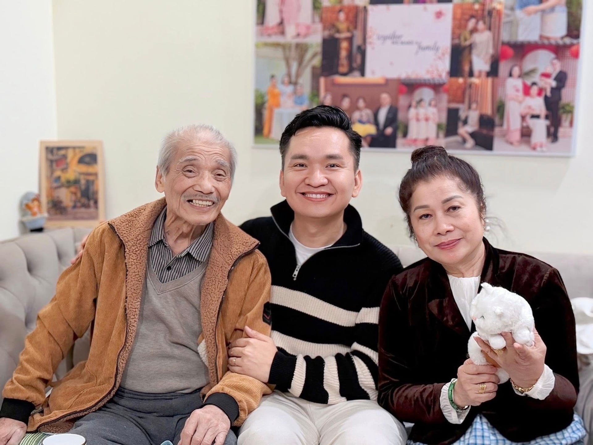 MC Hạnh Phúc và vợ chồng NSND Trần Hiếu. Ảnh: FBNV